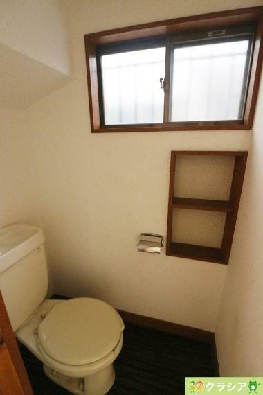 1階トイレです。自然換気ができる小窓から自然な光が射し込みます。（2023年11月撮影）