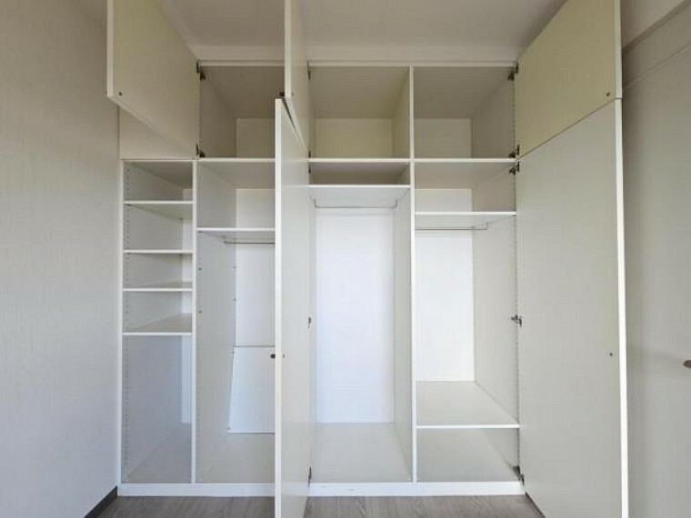 洋室4.2帖:収納充実ですっきりと整頓されたお部屋作りが可能です！
