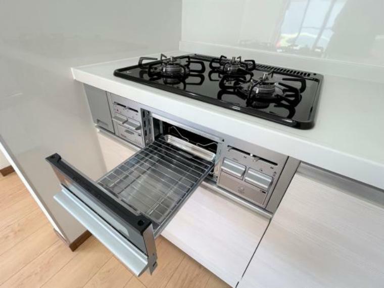 【キッチン】新品交換したキッチンは3口コンロで同時調理が可能。大きなお鍋を置いても困らない広さです。お手入れ簡単なコンロなのでうっかり吹きこぼしてもお掃除ラクラクです。