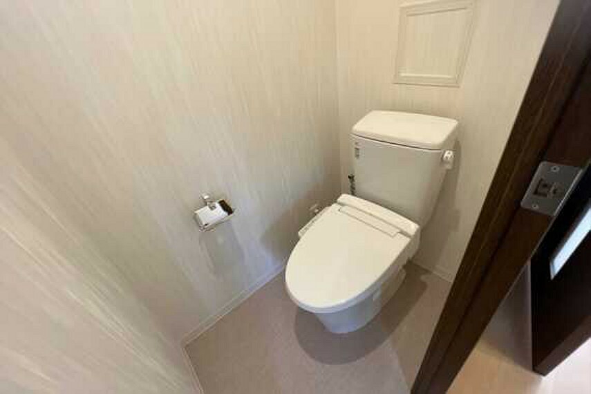 トイレ。温水洗浄便座つきなので清潔を保てます。