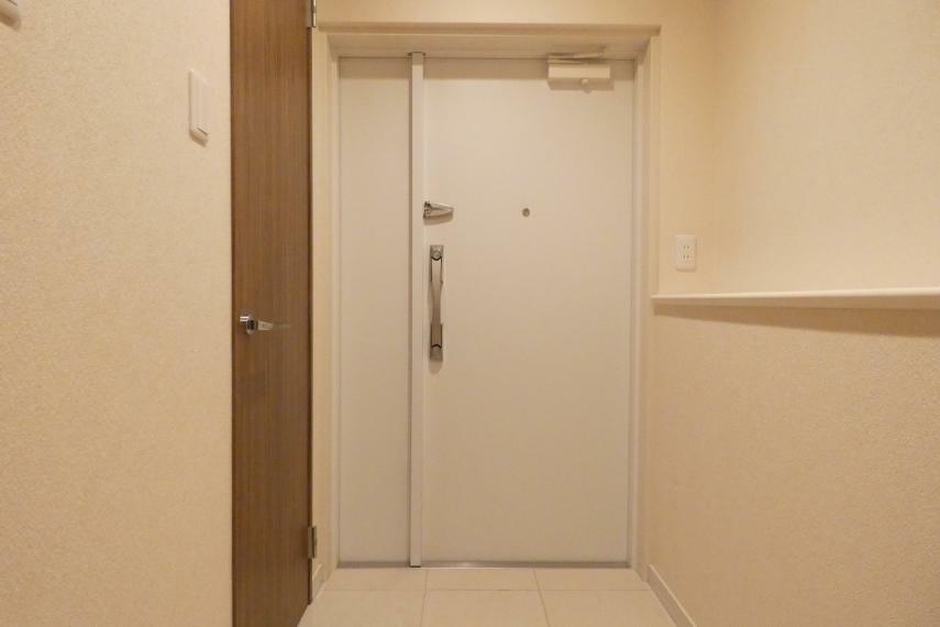 玄関には用途多彩なシューズインクローゼット。玄関ドアは耐震枠を使用。