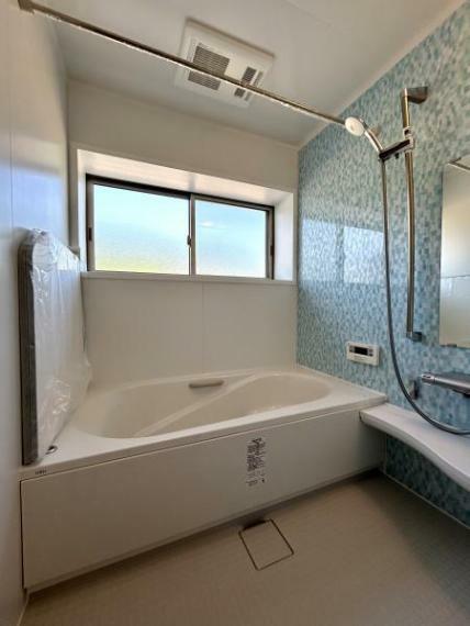【ユニットバス】お風呂の写真です。一坪サイズのお風呂なので、足を延ばしてゆったり入っていただけます。