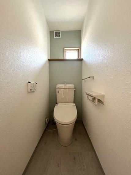 【トイレ】1階トイレの写真です。手洗い付きです。