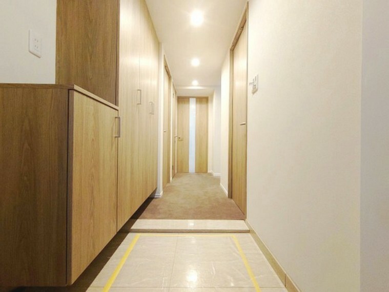 廊下等の共有スペースはダウンライトを設置、全体のアクセントとなるように致しました。光の届き方、スイッチの位置にも配慮し、暮らし易さを徹底的に見つめております。是非一度、ご自身の目でお確かめ下さい。