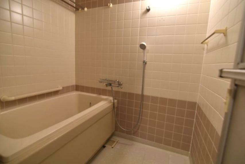 清潔感のある白を基調とした浴室。