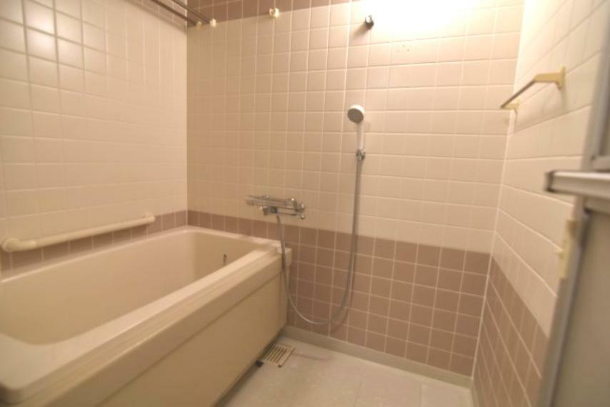 清潔感のある白を基調とした浴室。