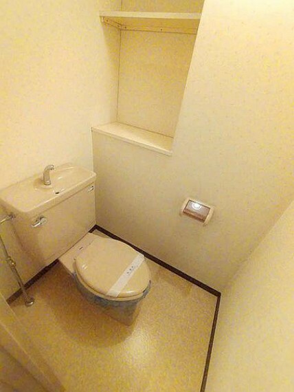 トイレットペーパーのストックも置いて置ける収納棚付きのトイレ