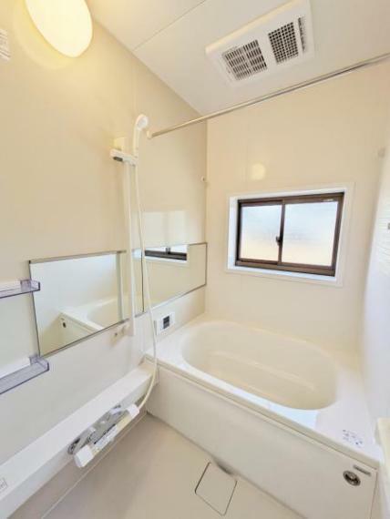 【新品ユニットバス】浴室はハウステック製の新品のユニットバスに交換しました。浴槽には滑り止めの凹凸があり、床は濡れた状態でも滑りにくい加工がされている安心設計です。