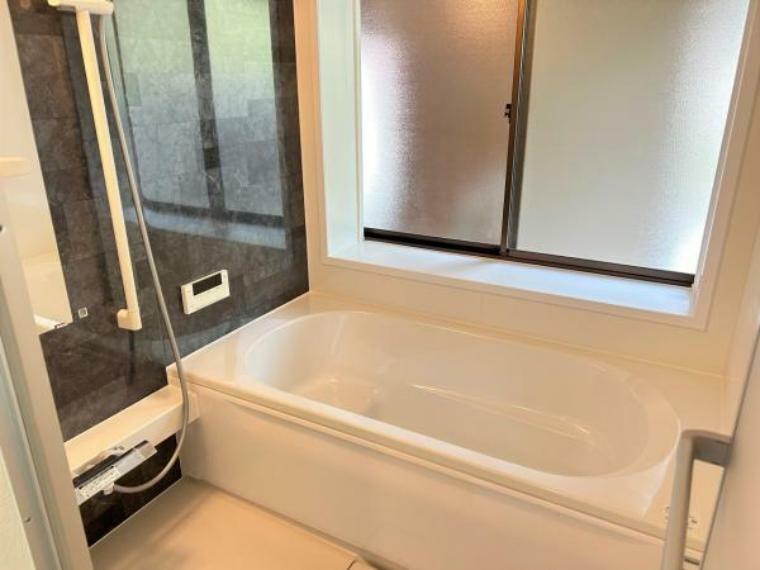 【リフォーム済】浴室はハウステック製の新品のユニットバスに交換します。足を伸ばせる1坪サイズの広々とした浴槽で、1日の疲れをゆっくり癒すことができますよ。