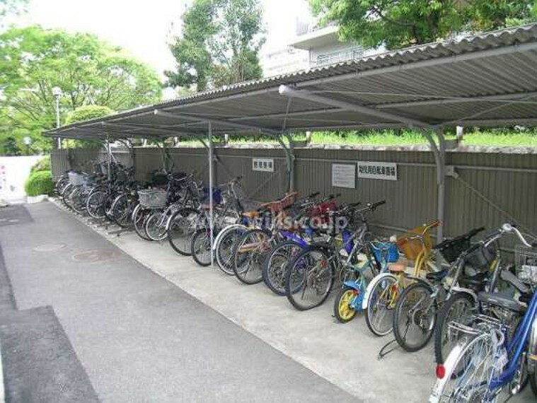 【駐輪場】マンション敷地内の駐輪場。平面式のため、電動自転車も停めやすく安心です。