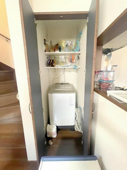 ■洗濯機置き場は可動棚付きで洗剤のストックに便利！