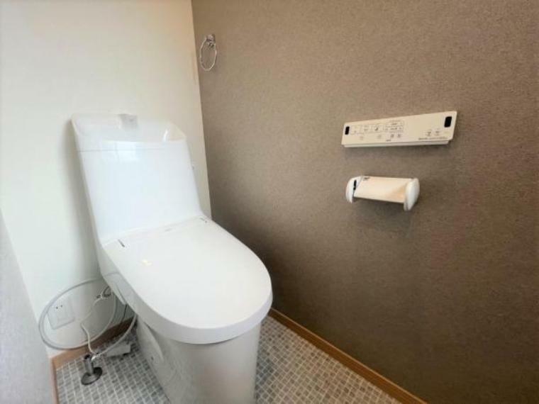 【トイレ】リクシル製の温水洗浄付便器に交換。従来に比べ約69％節水できる「超節水エコ5トイレ」防汚効果の高いジルコンを採用した「ハイパーキラミック」汚れを弾く効果もあるのでお手入れ楽々ですよ。