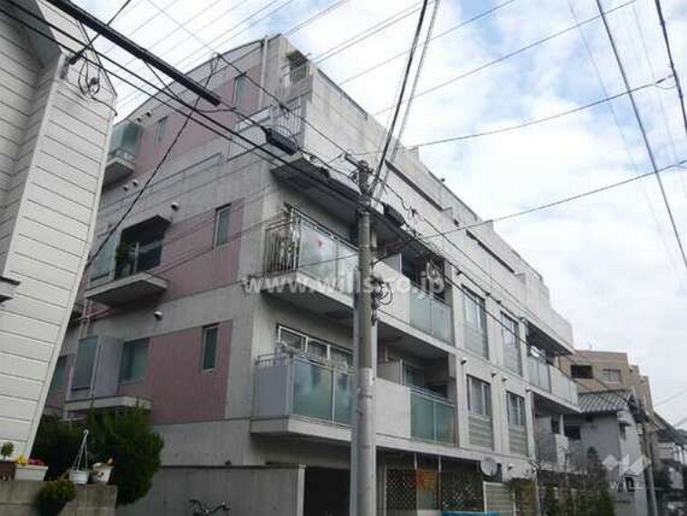 プリオーレ武庫之荘の外観（南西側から）。阪急神戸線「武庫之荘」駅から徒歩8分のマンション。総戸数19戸の小規模のデザイナーズマンションです！