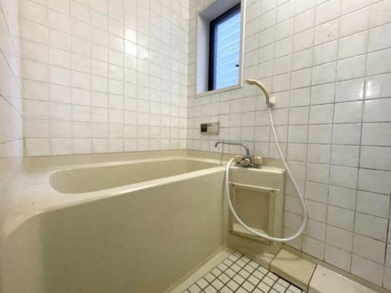 【浴室】<BR/>小窓付きで自然換気も可能なバスルームです