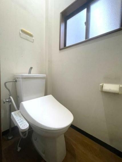 【トイレ】<BR/>2階小窓付きで自然換気も可能な個室トイレ。
