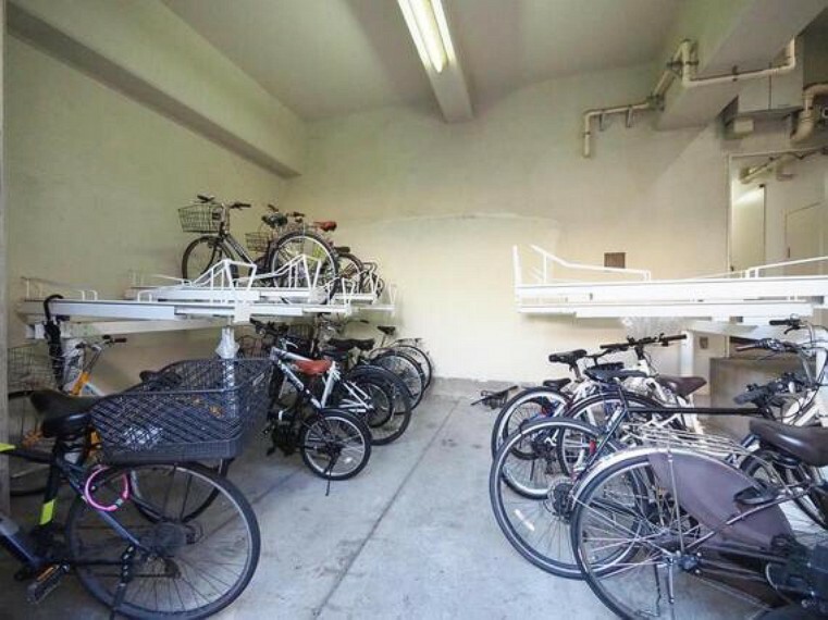 屋根付きの駐輪場がございますので、雨風から大切な自転車を守れるので雨ざらしにするよりも劣化しにくいです。日常使いするものだから使いやすいのがポイントです。