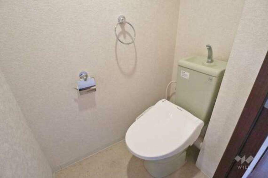 トイレ。温水洗浄便座つきなので清潔を保てます。タオル掛けもついています。気持ちよく使えますね！