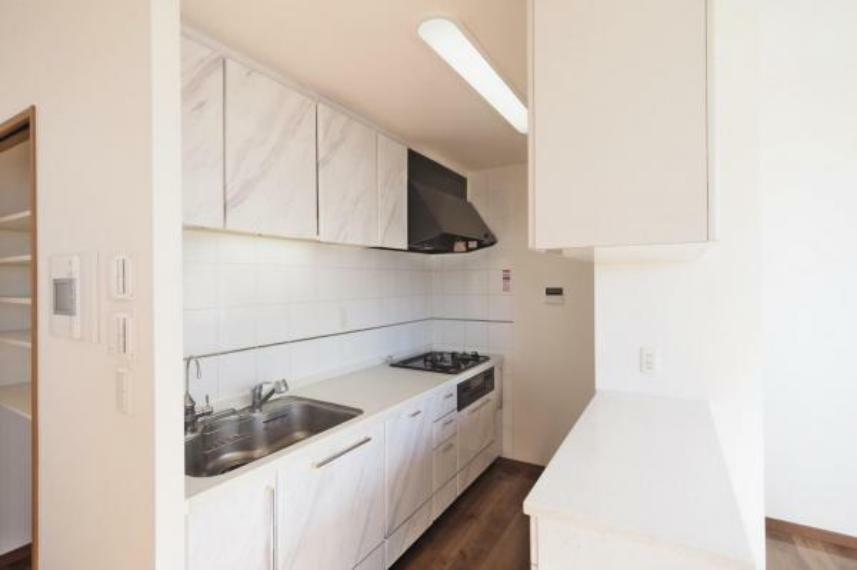 キッチン/油ハネ掃除がしやすい壁付きキッチン。調理スペースも広く使いやすそうです。