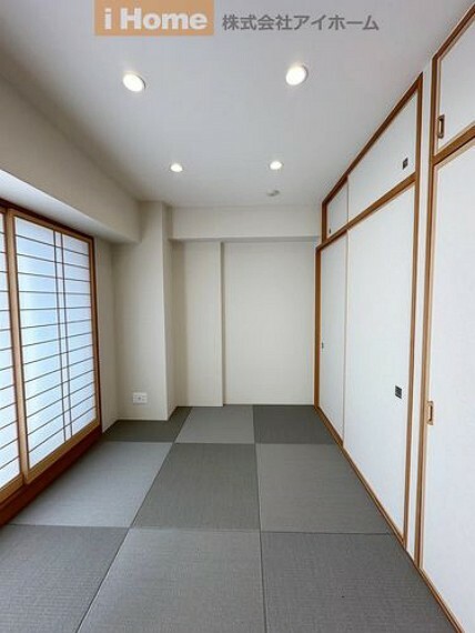リビング横にある和室は、家事室・作業スペースに使えて大変便利です。琉球畳はフローリングと調和しますね。