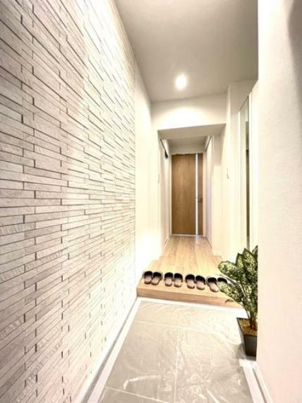 玄関には消臭・調湿効果のあるエコカラットを採用しワンランクアップの上質な空間を演出。