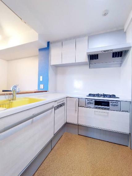 家事動線に配慮されたL字型キッチン。洗い場からはリビングを見守ることもできます。