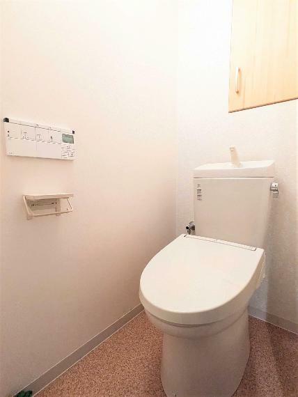 トイレットペーパーのストックや掃除用品の収納に便利な戸棚がございます。
