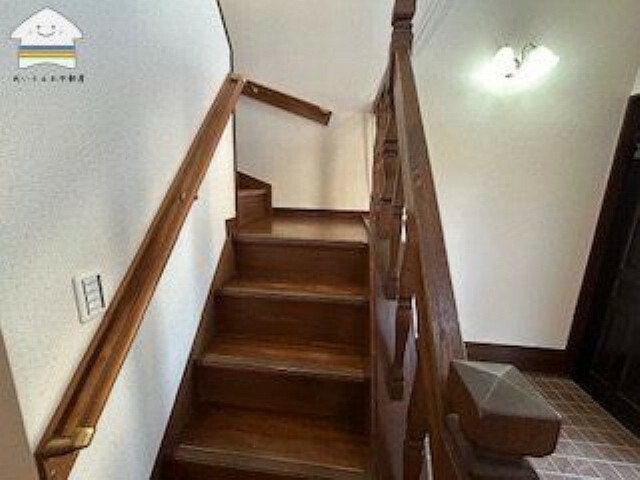 階段は手すり付きで安心です
