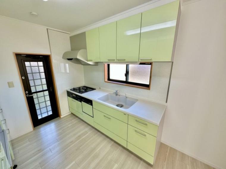 広々したキッチンスペースには勝手口と窓が設けられており、日差しも入り換気もできます