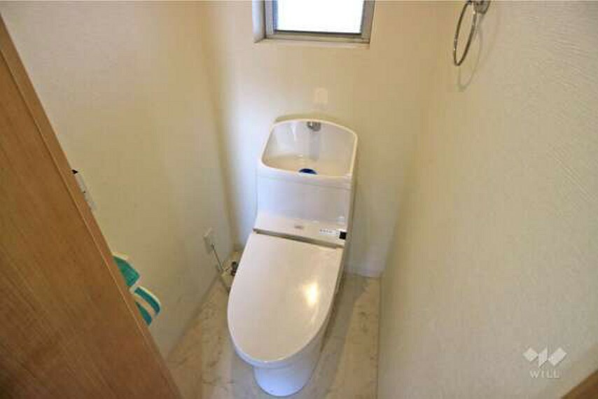 トイレは温水洗浄機能便座付き！窓も付いていて、換気も楽々！浴室と同じく戸建てのように使えます！