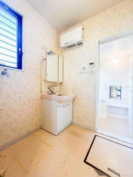 【洗面室】浴室に繋がる洗面室は洗濯機を置いても邪魔にならないほどのスペースがございます。窓も付いており、しっかりと換気してくれます。床の汚れ等気になる方は張替え等お勧め致します。
