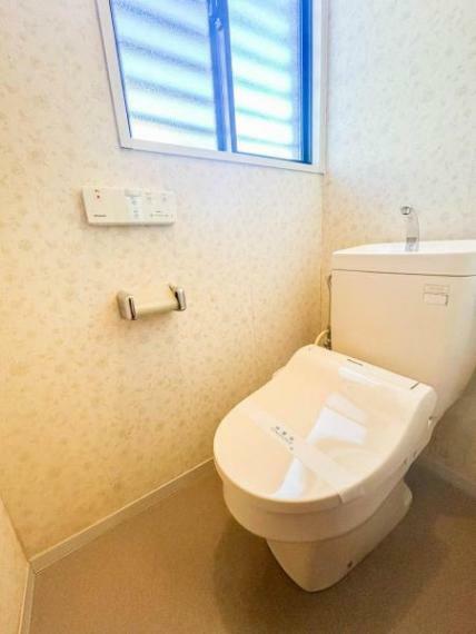 【トイレ】1階のトイレになります。カチタスの方で清掃を行いました。こちらのトイレスペースも圧迫感の無い広さです。入室すると蓋が自動で開いてくれる優れものです。