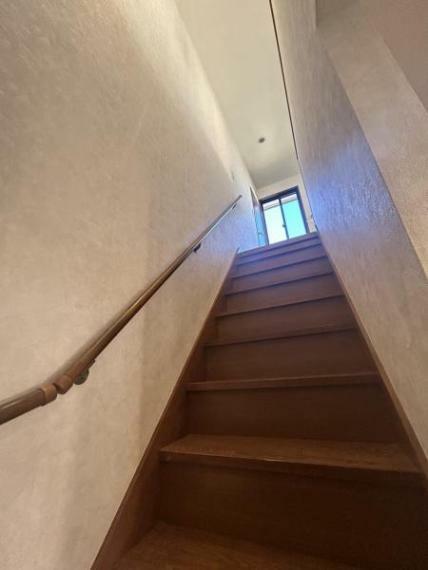 【階段】階段にはしっかりと手すりが付いております。幅も狭くなく、急な造りでもない為、御高齢の方でも安心してのぼりおり頂けます。