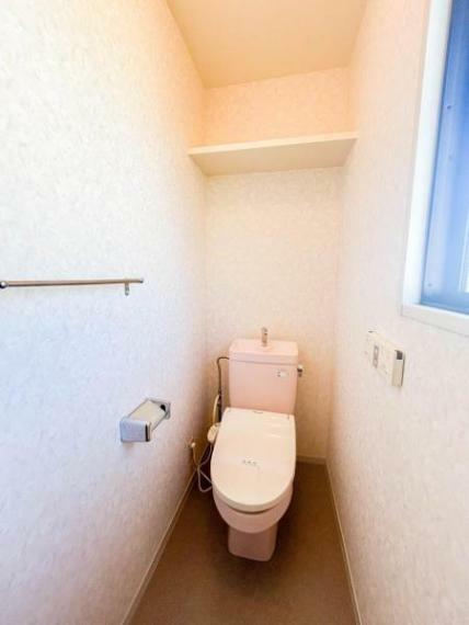 【2階トイレ】2階のトイレには上部に棚が付いており、お掃除用具やトイレットペーパー等置けるスペースがございます。こちらのトイレも清掃済で自動で蓋が空く優れものです。