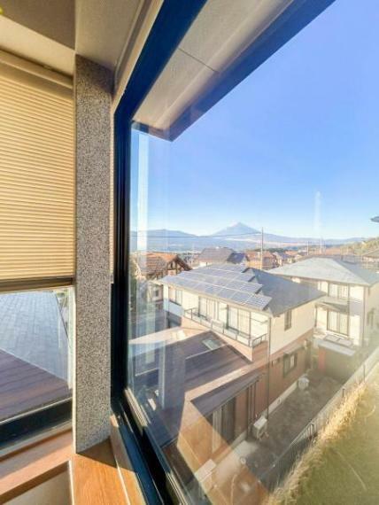 【眺望】北西側約4.5帖洋室からの眺望になります。2階からになりますので遮るものも無くしっかりと富士山が一望できます。富士山が見える様に大きな窓を設置してある点が建築時のこだわりを感じます。