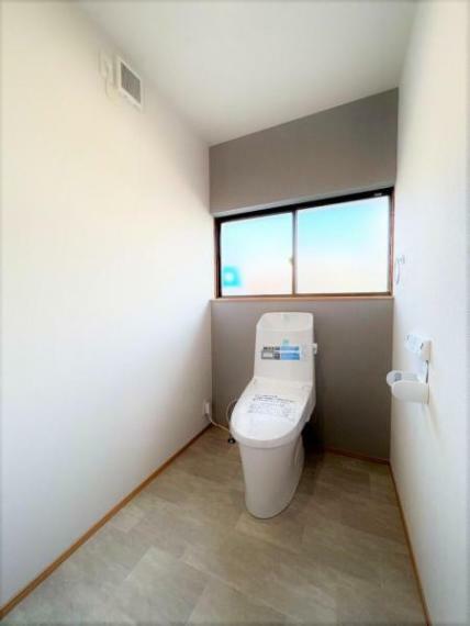 【リフォーム済】トイレはLIXIL製の洗浄機能付き便器に交換しました。約1.5帖の広さなので棚などを置くこともできます。