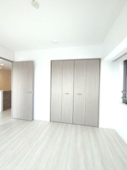 ・洋室（2） 　家具に合わせて表情を変える、シンプルなルームデザインです。