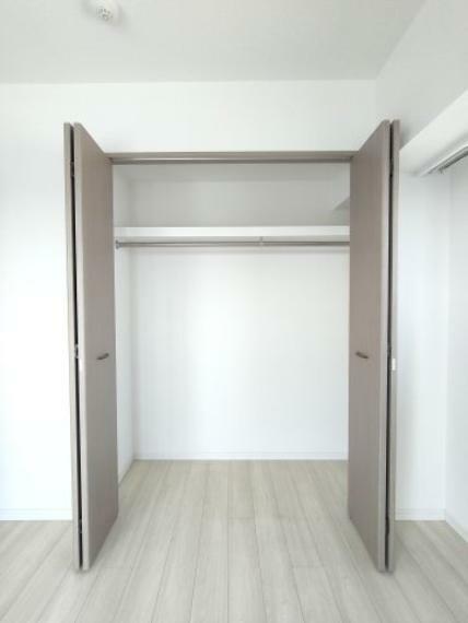 ・洋室（2）収納 　ワイドなクローゼットを備え、衣類などをたっぷり収納可能。