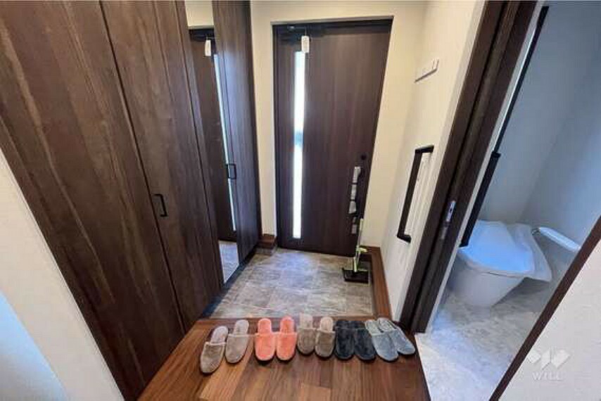 【玄関】シューズボックスでお靴や雨具などの収納もばっちり。訪問があった時もいつもきれいな玄関でお出迎えができますね。