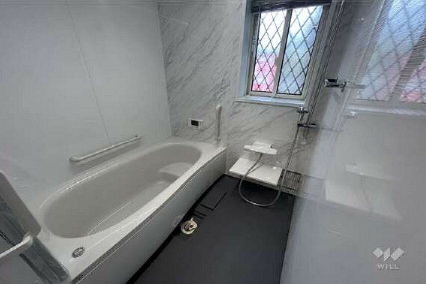 【浴室】ゆったりとした浴槽と洗い場。浴室に窓が付いているため湿気がこもらず清潔に保つことができます。