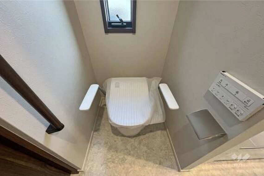 【トイレ】タンクレス式のトイレですっきりとした印象に。窓があるので換気もできます。