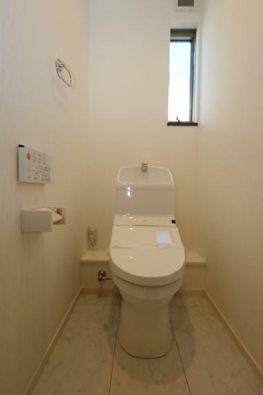温水洗浄便座付トイレ　トイレは各階にあります。