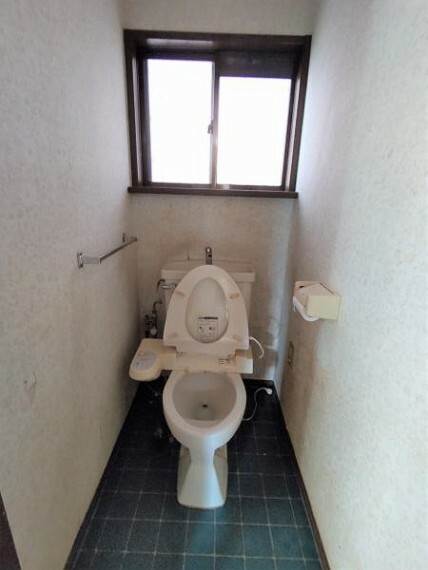 【リフォーム中】トイレはリクシルの新品に交換します。壁天井のクロスとクッションフロアを張り替えます。
