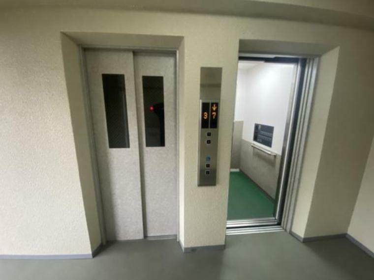 エレベーターはA棟に2基、B棟に2基あります。どちらからも出入り可能です。