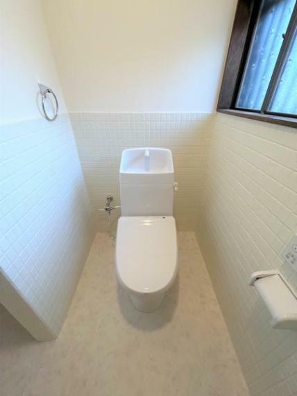 【リフォーム済】トイレは新品交換しました。壁・天井のクロス、床のクッションフロアを張り替えて、清潔感溢れる空間になりましたよ。