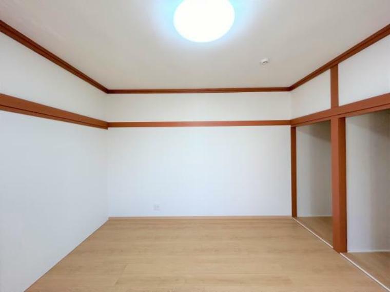 【リフォーム済】1階北側8帖洋室を撮影しました。今回のリフォーム工事にて和室から洋室に変更しました。床はフローリングを張替え、天井・壁はクロスを張り替えました。