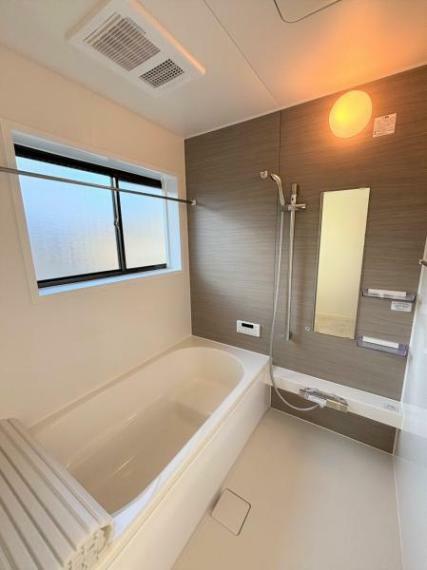【リフォーム済/ユニットバス】浴室はハウステック製の新品のユニットバスに交換しました。1日の疲れをゆっくり癒すことができますよ。