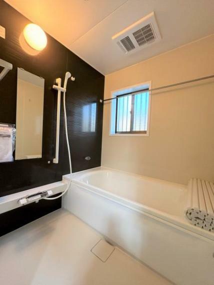 【リフォーム中】浴室はハウステック製の新品のユニットバスに交換しました。足を伸ばせる1坪サイズの広々とした浴槽で、1日の疲れをゆっくり癒すことができますよ。
