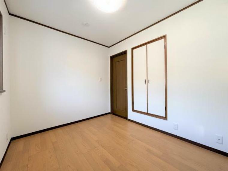 【リフォーム済】2階4.5帖洋室の写真です。建具はクロス張替えを行い、床はフローリングを張り替えました。