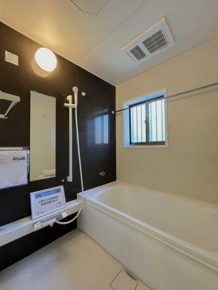 【リフォーム中】浴室はハウステック製の新品のユニットバスに交換しました。足を伸ばせる1坪サイズの広々とした浴槽で、1日の疲れをゆっくり癒すことができますよ。