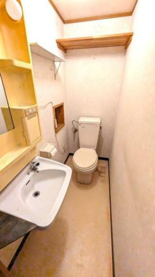 【トイレ】<BR/>奥行のあるトイレ・洗面室です。